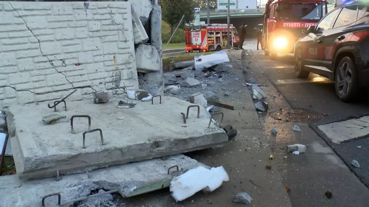 Bakırköy\'de Çevik Kuvvet Otobüsü Kaza Geçirdi