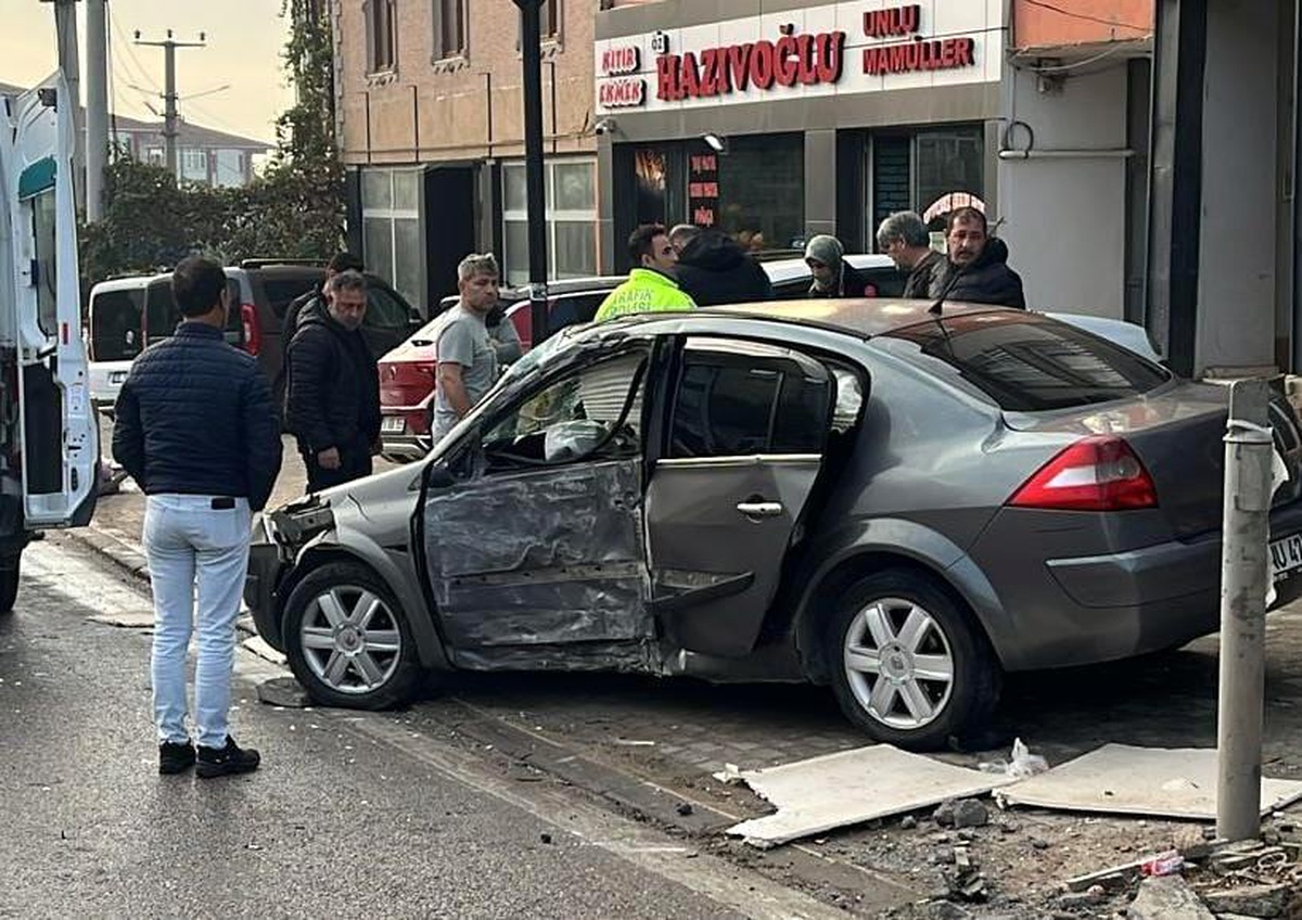 İnegöl\'de Kontrolsüz Araç Beton Direğe Çarptı