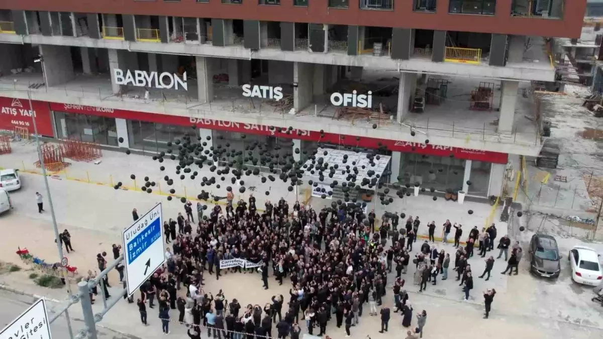 Bursa\'da 3 Bin 500 Aile İnşaatı Durdu, Siyah Balonlarla Tepki Gösterdi