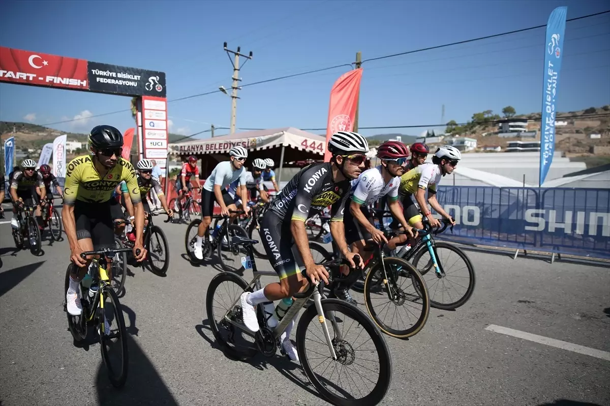 Türkiye Kupası Yol Yarışları Alanya\'da Devam Ediyor