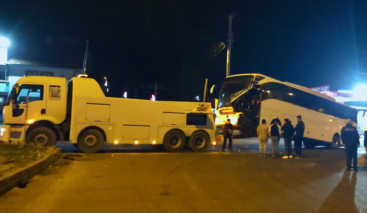 Bolu Dağı\'nda Tır ve Otobüs Çarpıştı