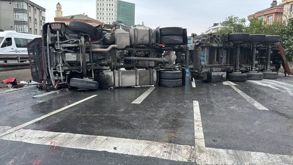 Büyükçekmece\'de TIR Devrildi, D-100 Kapandı