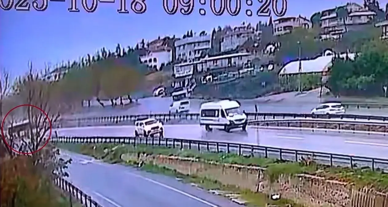 İstanbul\'da Yağmur Nedeniyle Otobüs Yoldan Çıktı