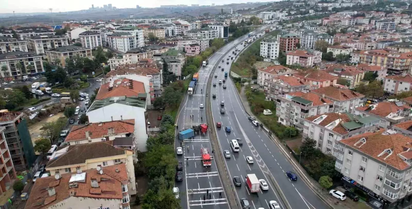 Büyükçekmece\'de TIR Devrildi, Trafik 2 Saat Kapandı