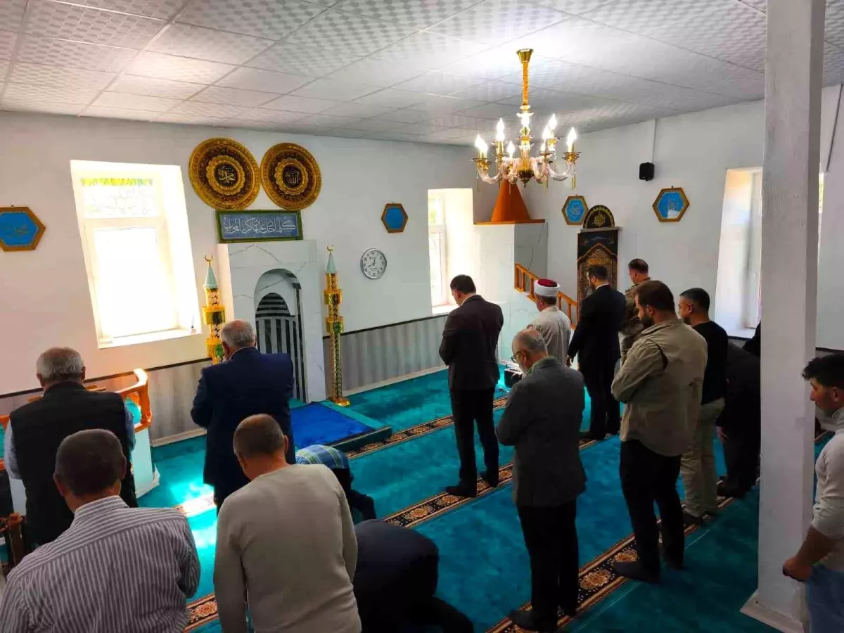 Tunceli\'de Onarılan Cami Yeniden İbadete Açıldı