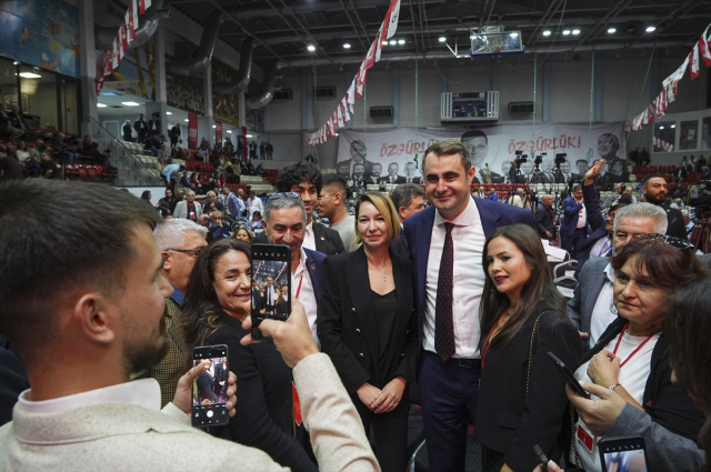 CHP Kongresinde tek aday kürsüde fenalaşıp yere yığıldı