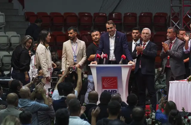 CHP Kongresinde tek aday kürsüde fenalaşıp yere yığıldı