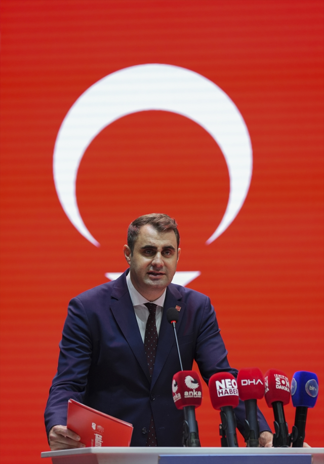 CHP Kongresinde tek aday kürsüde fenalaşıp yere yığıldı