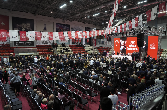 CHP Kongresinde tek aday kürsüde fenalaşıp yere yığıldı