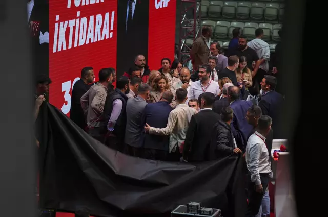 CHP Kongresinde tek aday kürsüde fenalaşıp yere yığıldı
