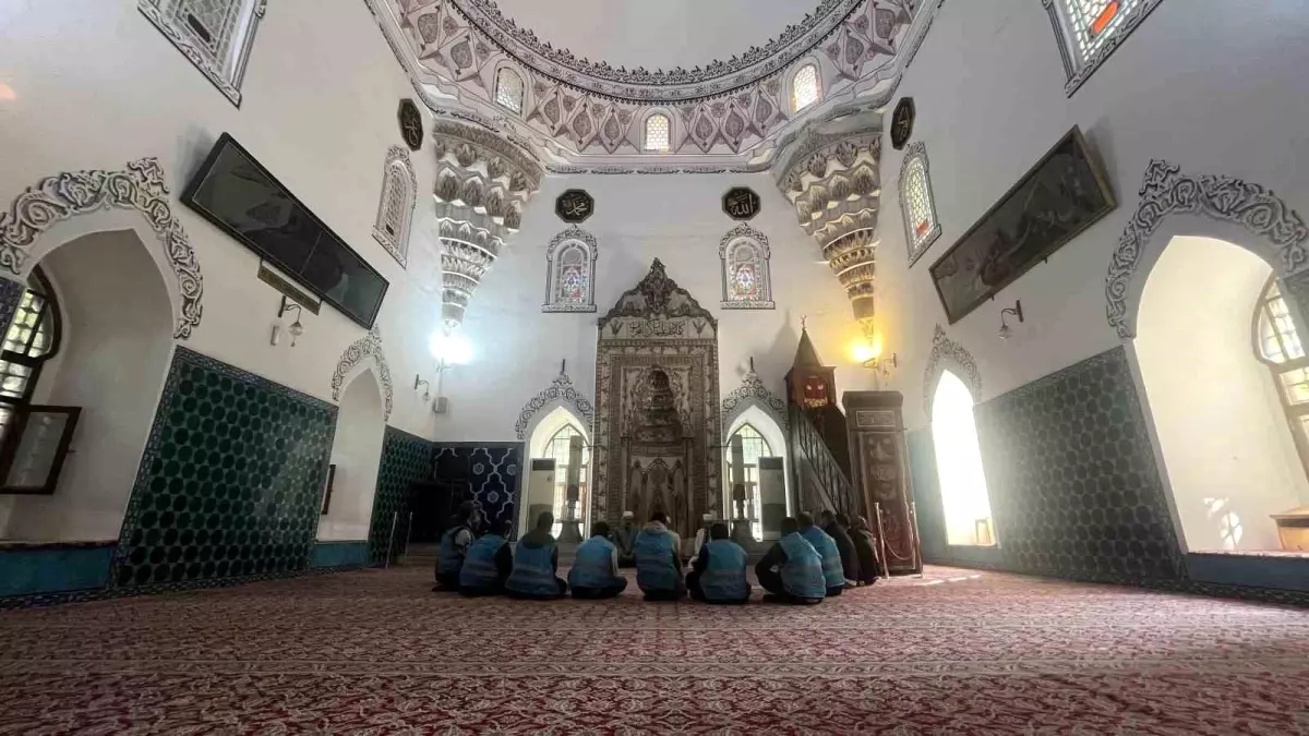 Denetimli Serbestlik Yükümlüleri Muradiye Külliyesi\'ni Ziyaret Etti