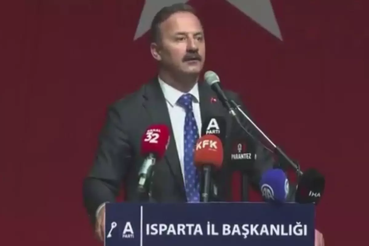 Kürsüdeyken depreme yakalanan Yavuz Ağıralioğlu\'ndan bomba tepki: Tayyip Bey aleyhine konuşunca böyle oluyor