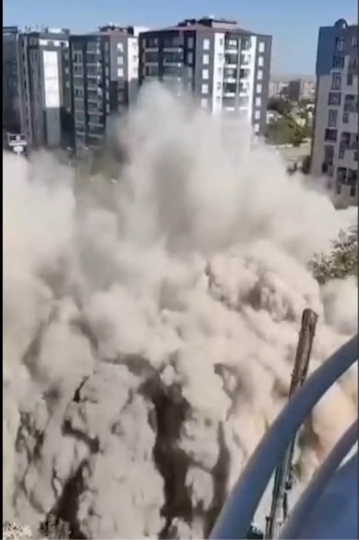 Diyarbakır\'da Yıkım Anında Bina Çöktü