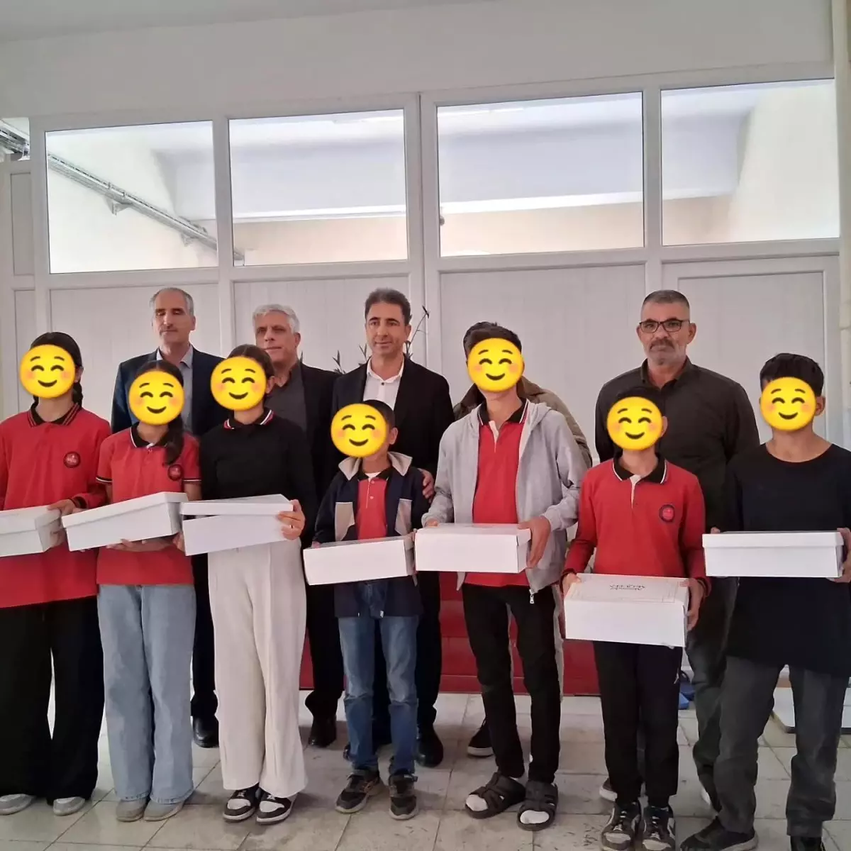 Çermik\'te 300 Öğrenciye Ayakkabı Yardımı