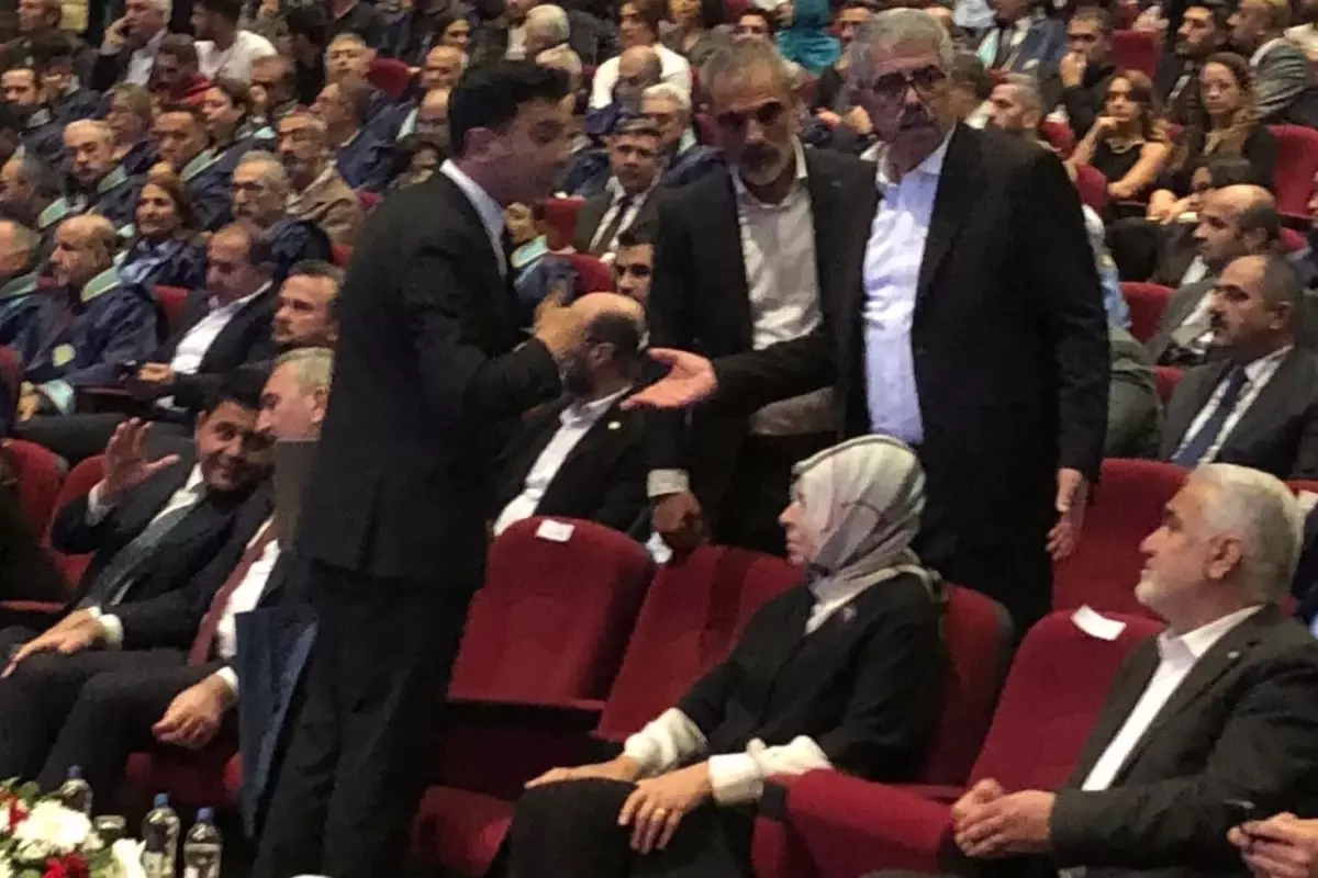 Diyarbakır\'daki törende protokol krizi! DEM\'li eş başkanlar salonu terk etti