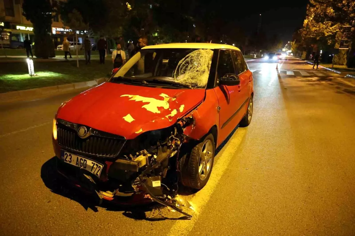 Elazığ\'da Yayalara Otomobil Çarptı