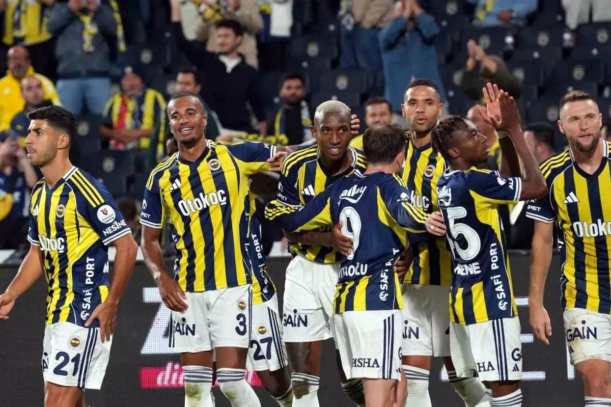 Fenerbahçe, Karagümrük\'ü Ağırlıyor