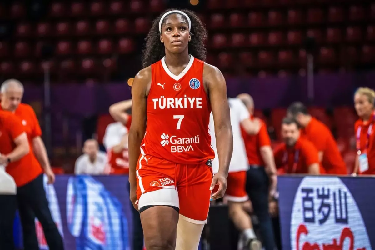 Fenerbahçe Opet Kadın Basketbol Takımı, milli oyuncu McCowan\'a imza attırdı