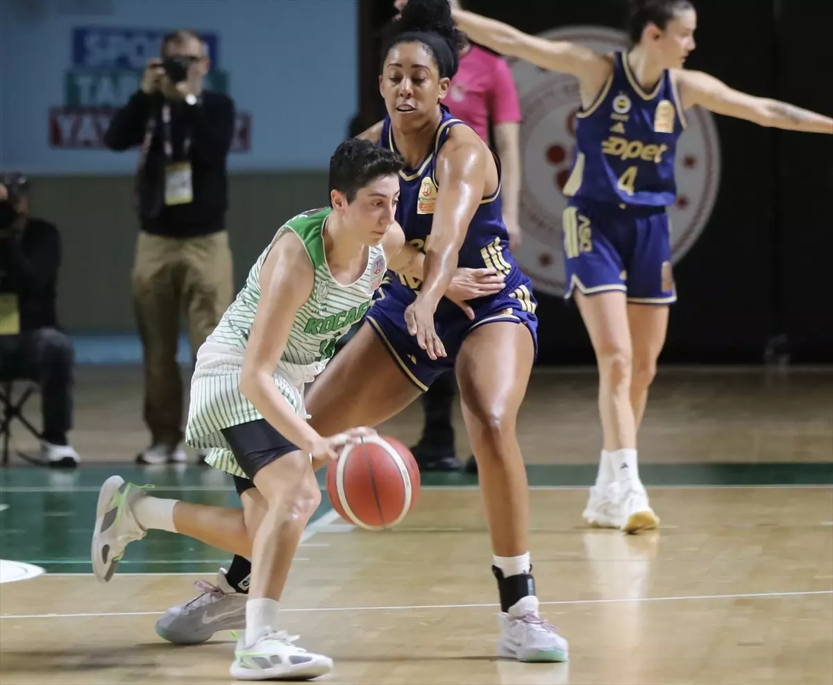 Fenerbahçe Opet, Kocaeli Kadın Basketbol\'u 86-70 Yendi