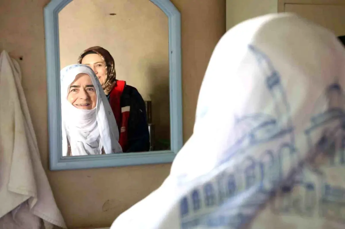 Saadet Teyze, 12 Yıl Sonra Doğup Büyüdüğü Eve Döndü