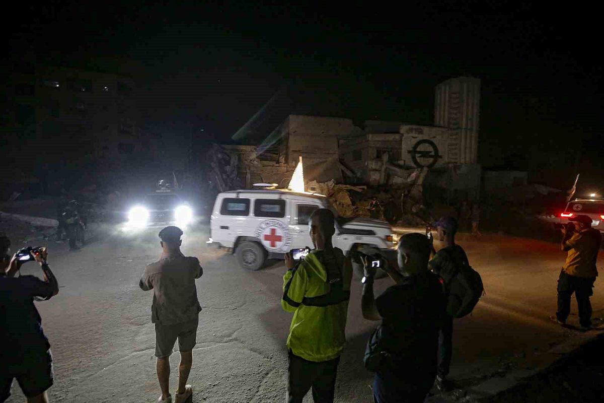Hamas\'dan 2 İsrailli Rehineni Daha Teslim Alıyor