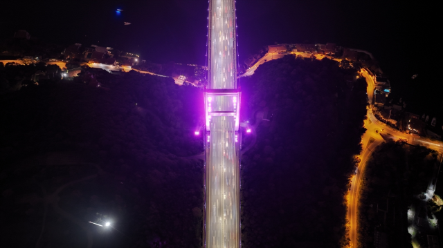 İstanbul'da Köprüler Meme Kanseri İçin Pembe Işıkla Aydınlatıldı
