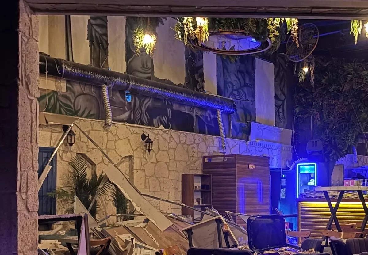 Bornova\'da Eğlence Merkezinde Duvar Çöktü