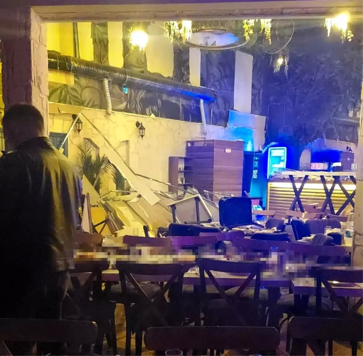 Bornova\'da Eğlence Mekanında Duvar Çöktü