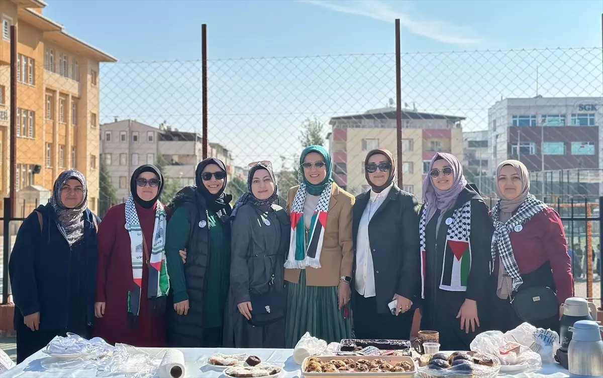 İzmir\'de ortaokul ve lise öğrencilerinden Filistin\'e destek kermesi