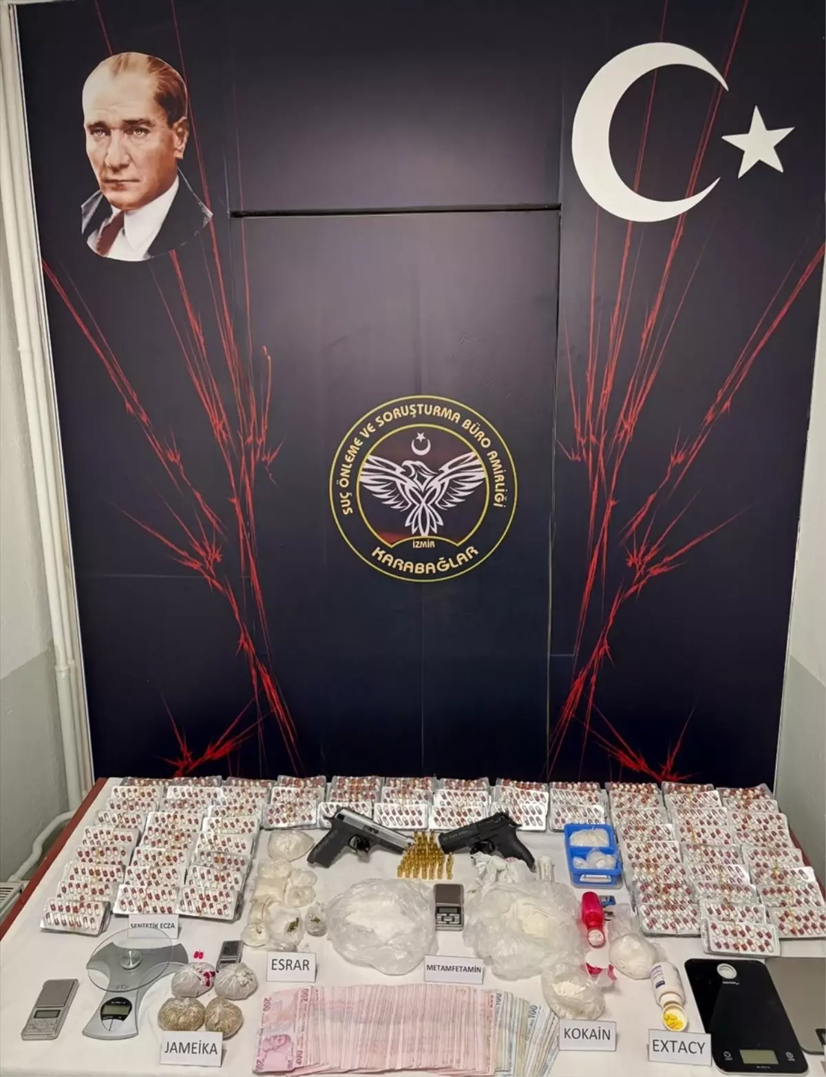 İzmir\'de Uyuşturucu Operasyonu: 4 Gözaltı