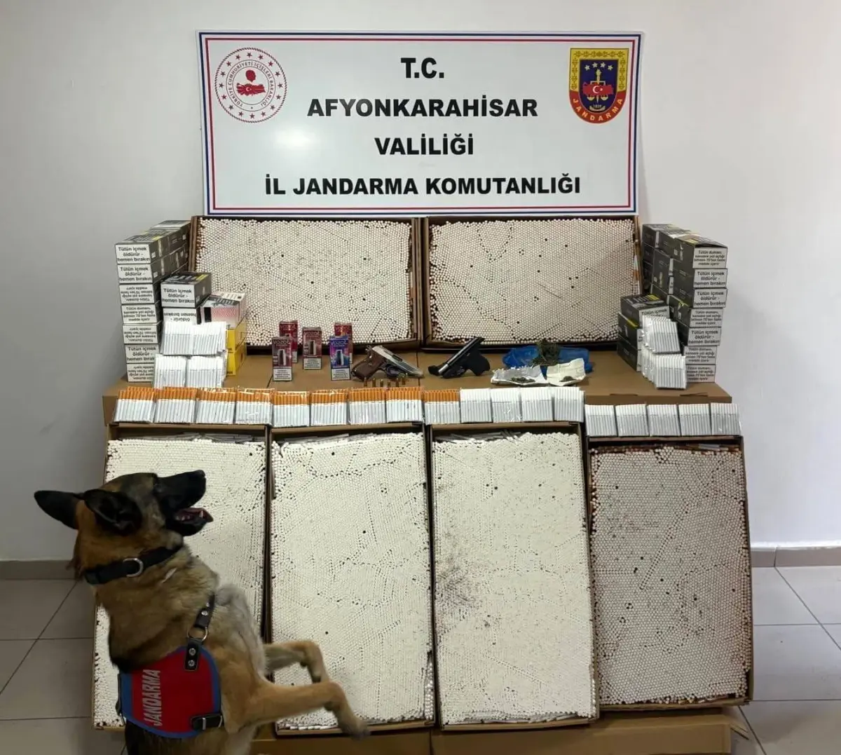 Afyonkarahisar\'da Uyuşturucu ve Silah Baskını