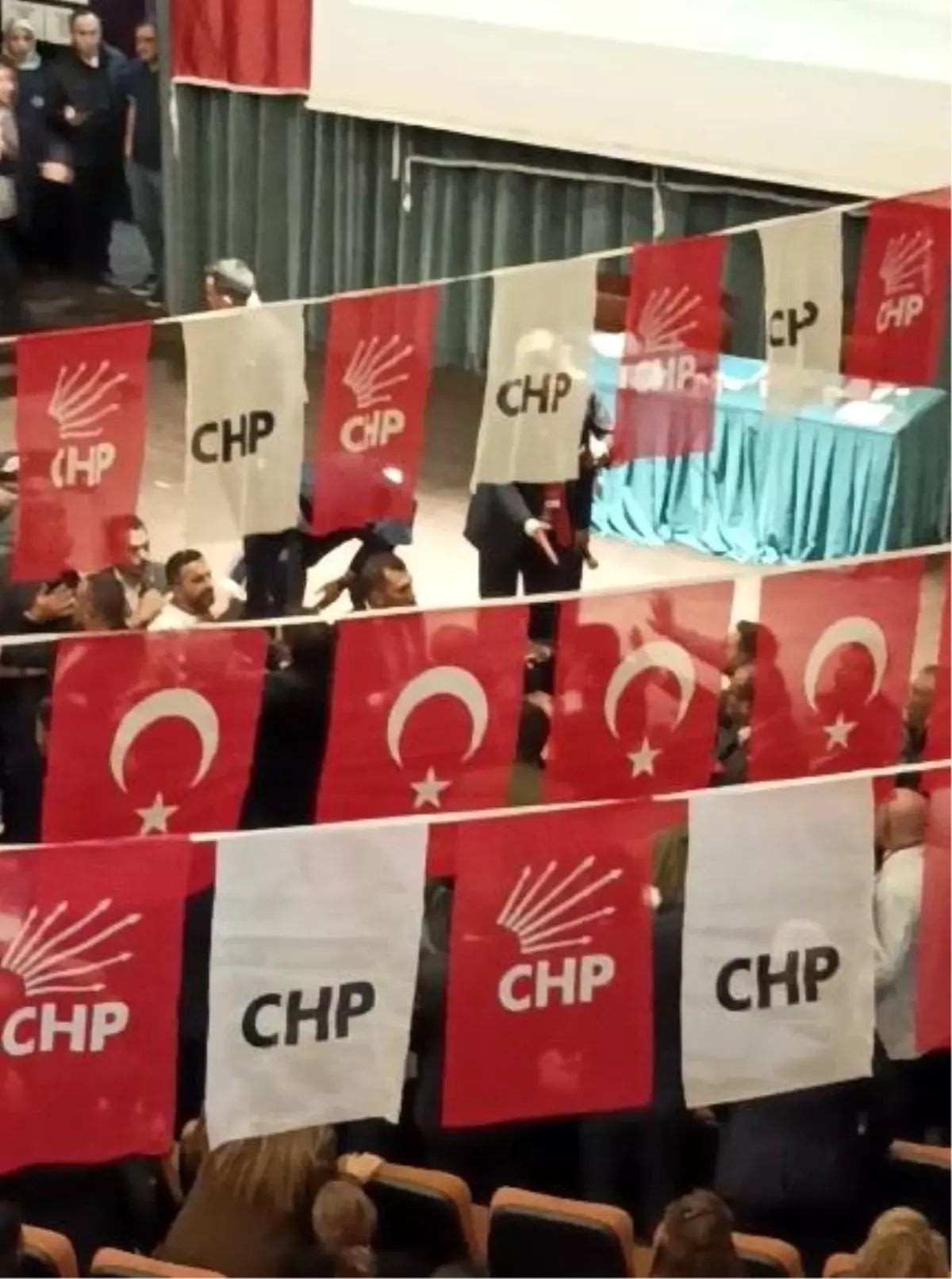 CHP Kongresinde Kavga Çıktı