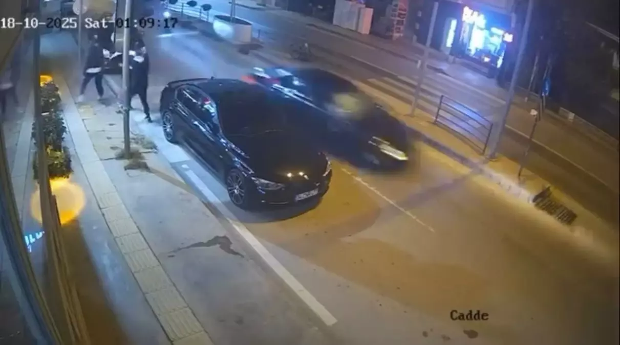 Yalova\'da kaza anı kamerada! Otomobil park halindeki araca çarptı, 3 yaya son anda kurtuldu