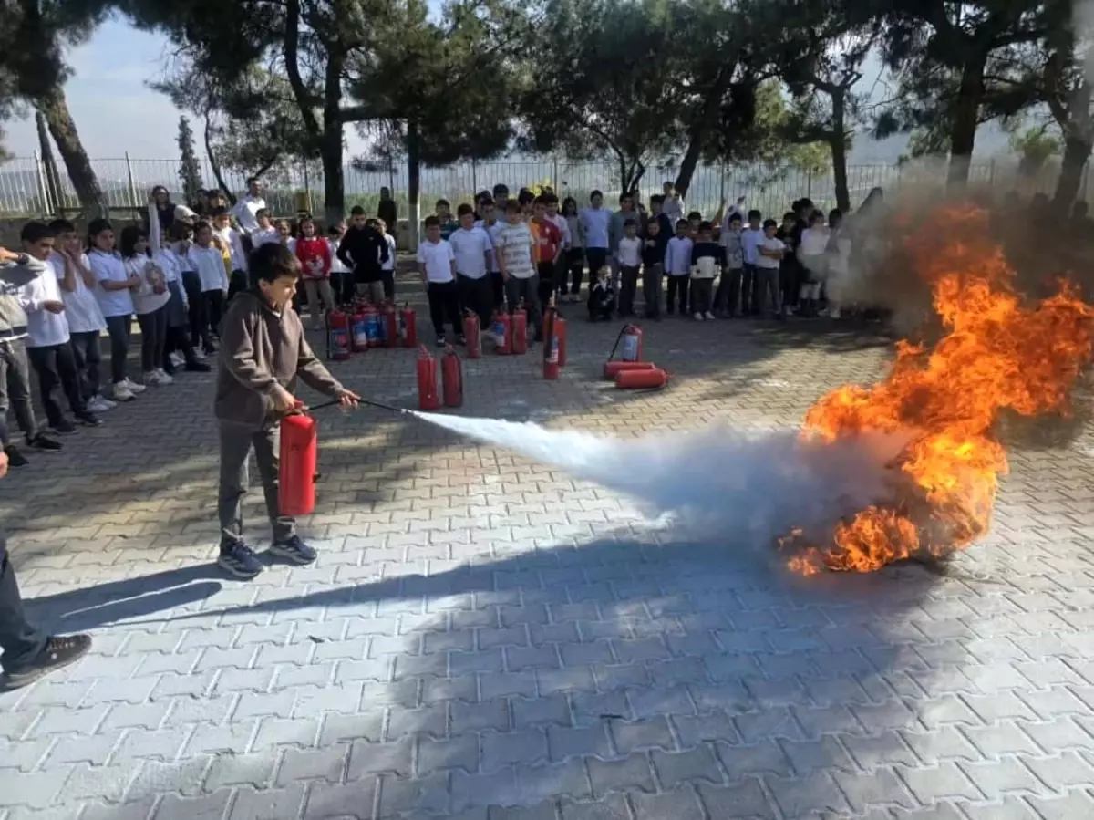 Bayırköy\'de Minik Öğrenciler İtfaiye ile Yangın Güvenliğini Öğrendi