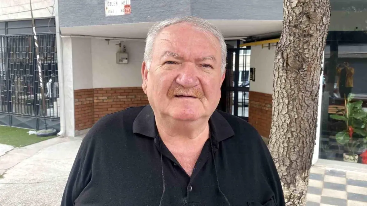 Eskişehir\'de Müstakil Evin Çatısında Tavus Kuşu