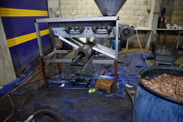 Nar ekşisi imalathanesinde mide bulandıran görüntüler! Pişkinlikleri çıldırttı Nar ekşisi imalathanesinde mide bulandıran görüntüler! Pişkinlikleri çıldırttı