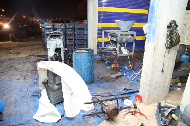 Nar ekşisi imalathanesinde mide bulandıran görüntüler! Pişkinlikleri çıldırttı Nar ekşisi imalathanesinde mide bulandıran görüntüler! Pişkinlikleri çıldırttı