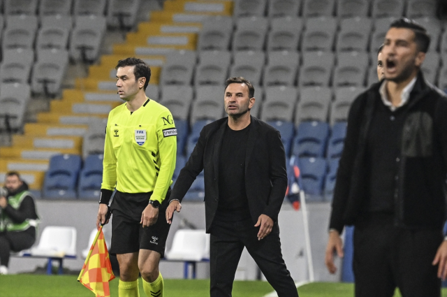 Okan Buruk hakeme demediğini bırakmadı: Allah herkese sabır versin Okan Buruk hakeme demediğini bırakmadı: Allah herkese sabır versin