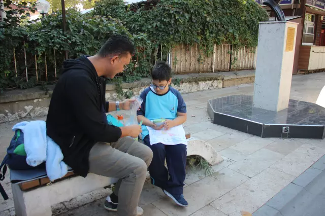 Para vermeyen öğrenciler öğle yemeğini sokakta yemek zorunda kalıyor