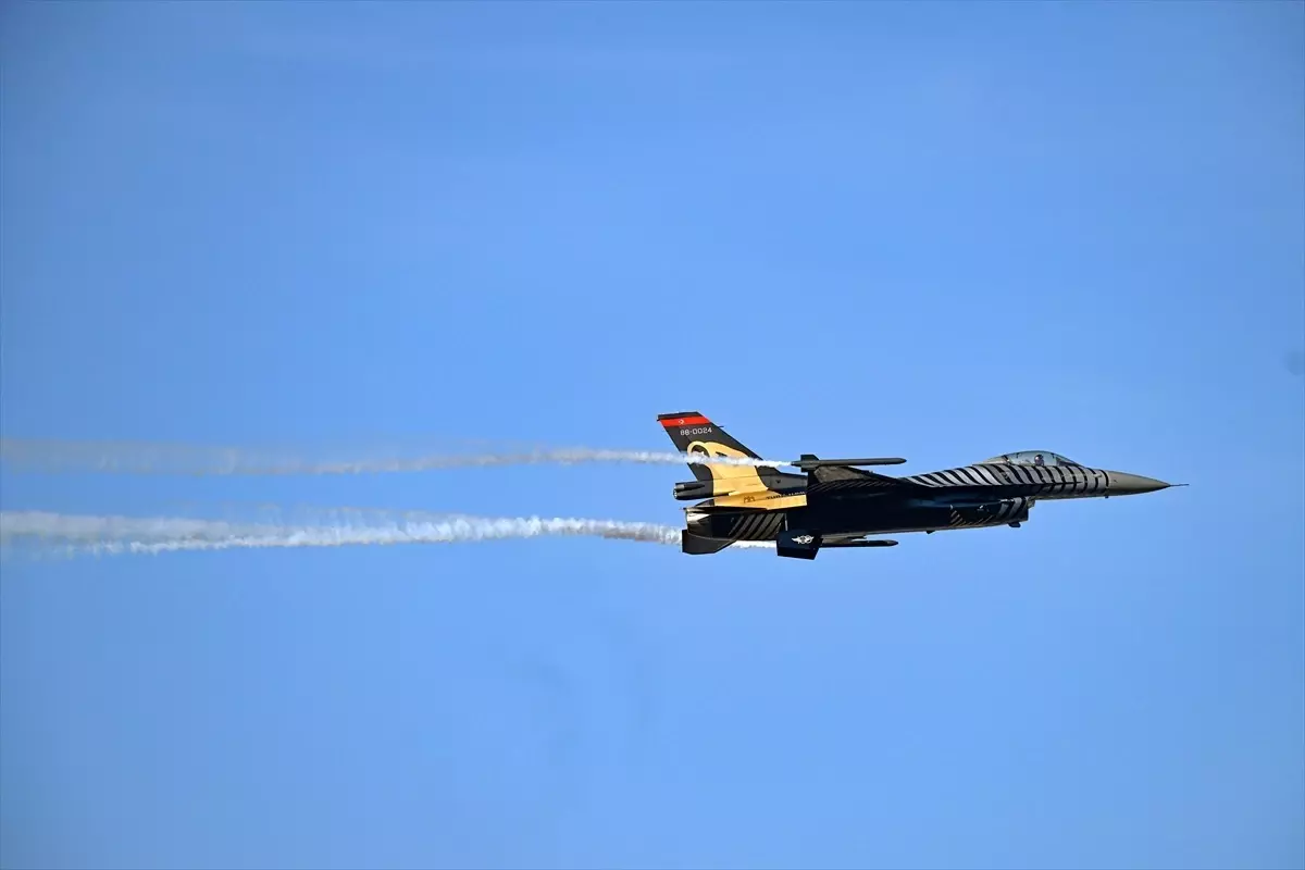 SOLOTÜRK Kayseri\'de gösteri uçuşu yaptı