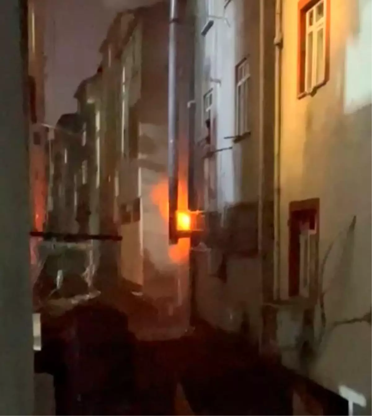 Sultangazi\'de Kebap Salonunda Yangın