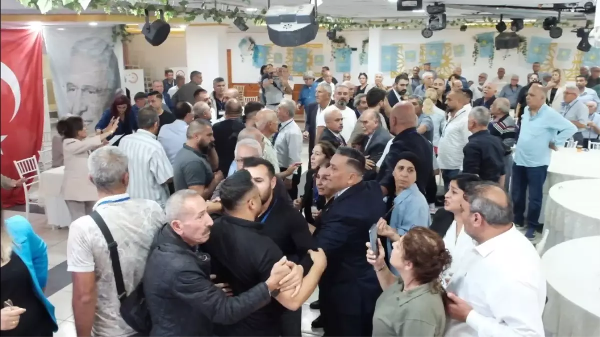 İYİ Parti Kongresinde Arbede