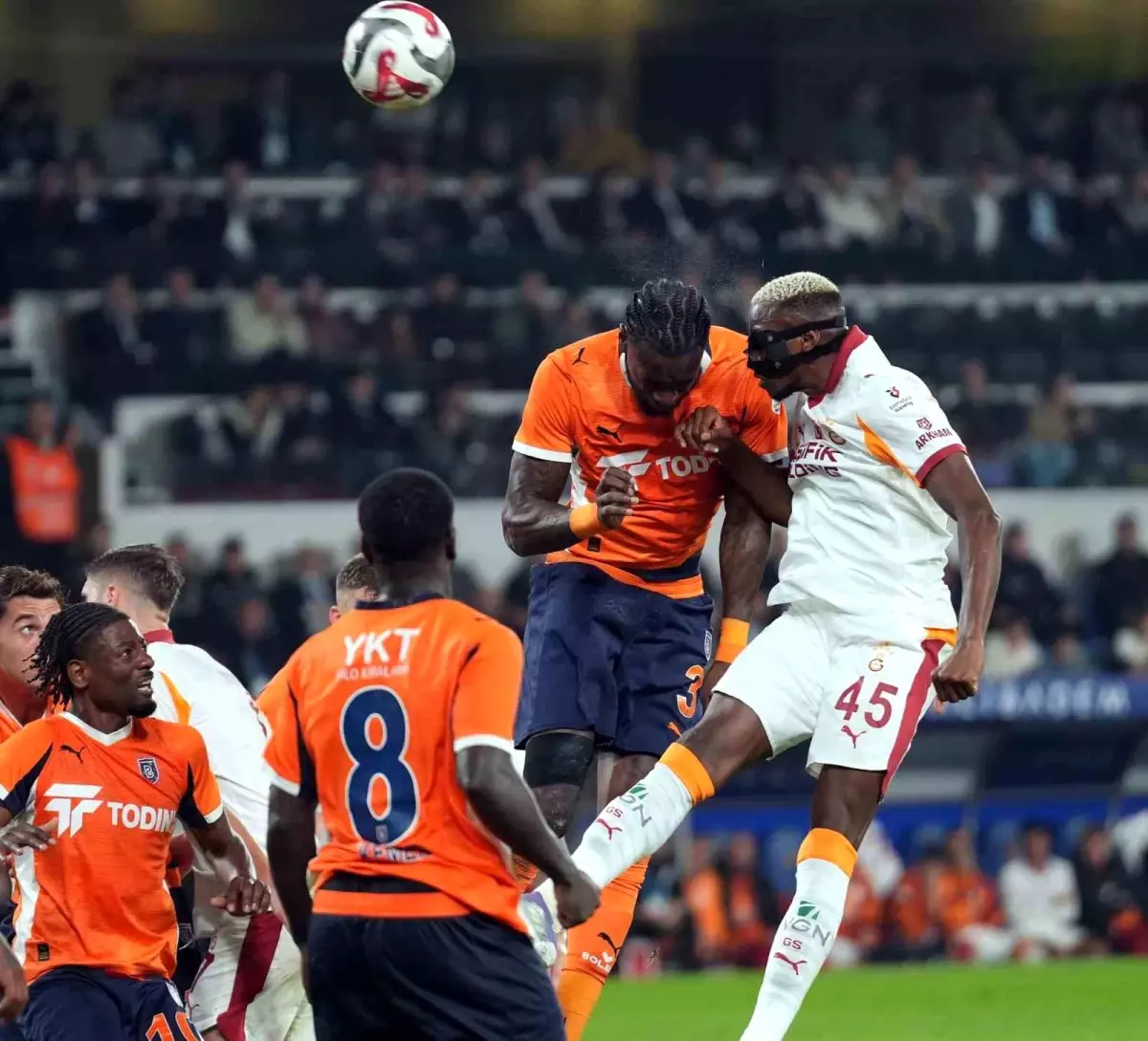 Galatasaray, Başakşehir\'i 2-1 Geçti