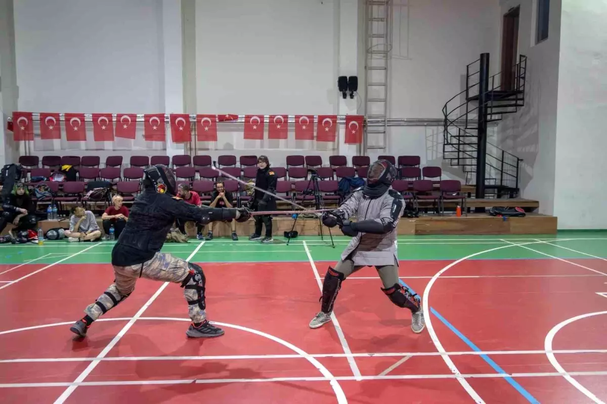 Video oyunu merakı baba-oğlu kılıç sporunda buluşturdu