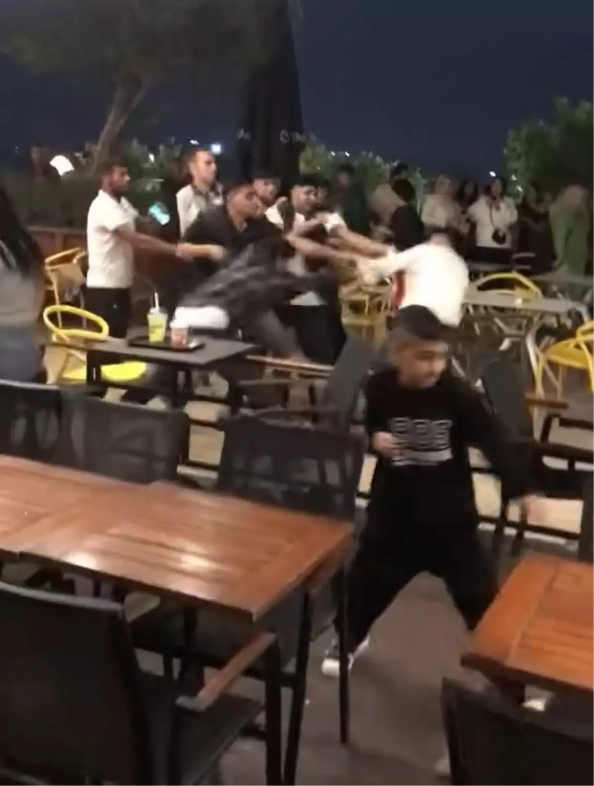 Adana AVM\'sinde Kavga Çıktı