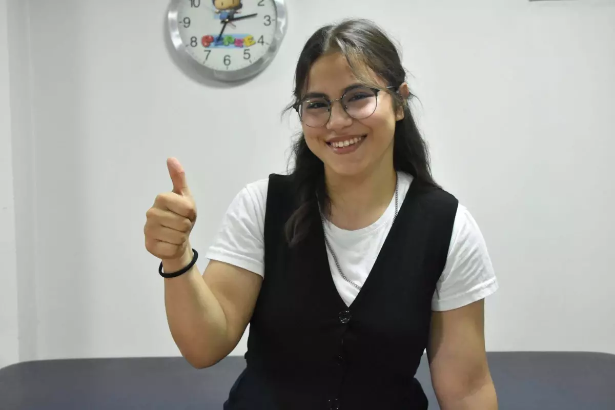 Miyotoni Konjenita ile Mücadele Eden Genç Kız