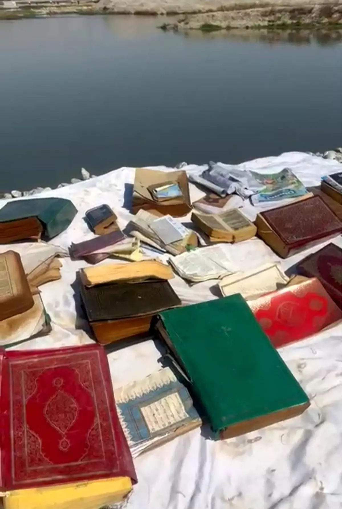 Batman Çayı\'nda Dini Kitaplar Bulundu