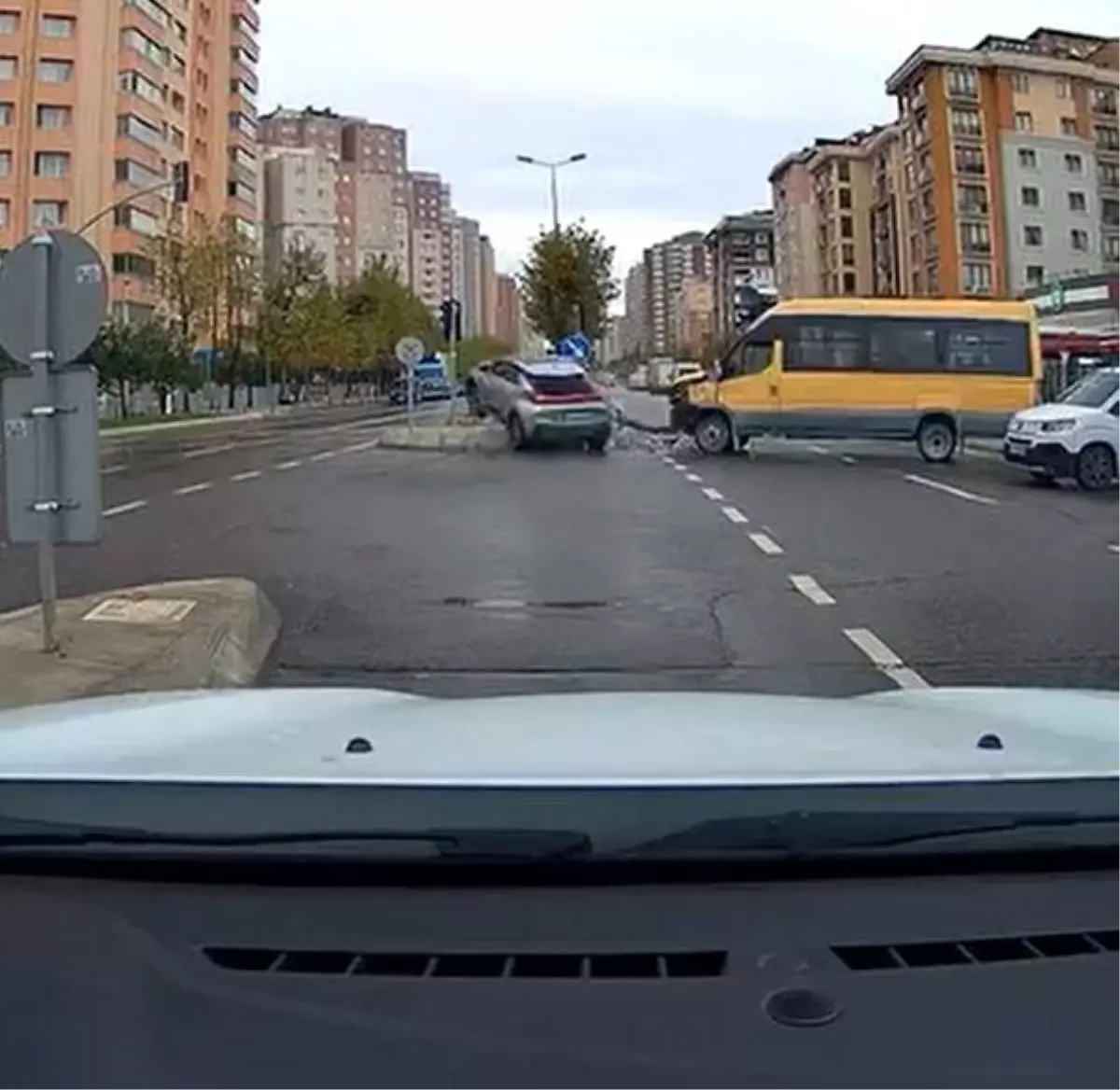 Beylikdüzü\'nde Kaza: Kırmızı Işık İhlali Sonucu Çarpışma