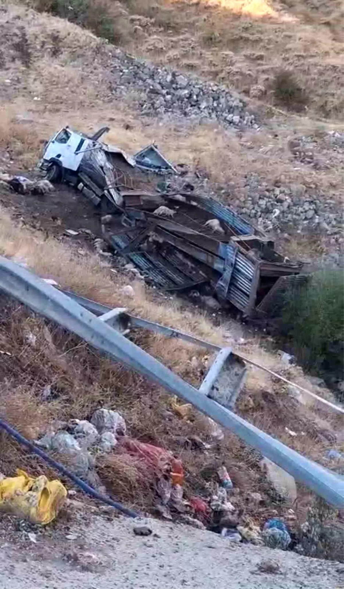 Bingöl\'de Kamyon Şarampole Yuvarlandı