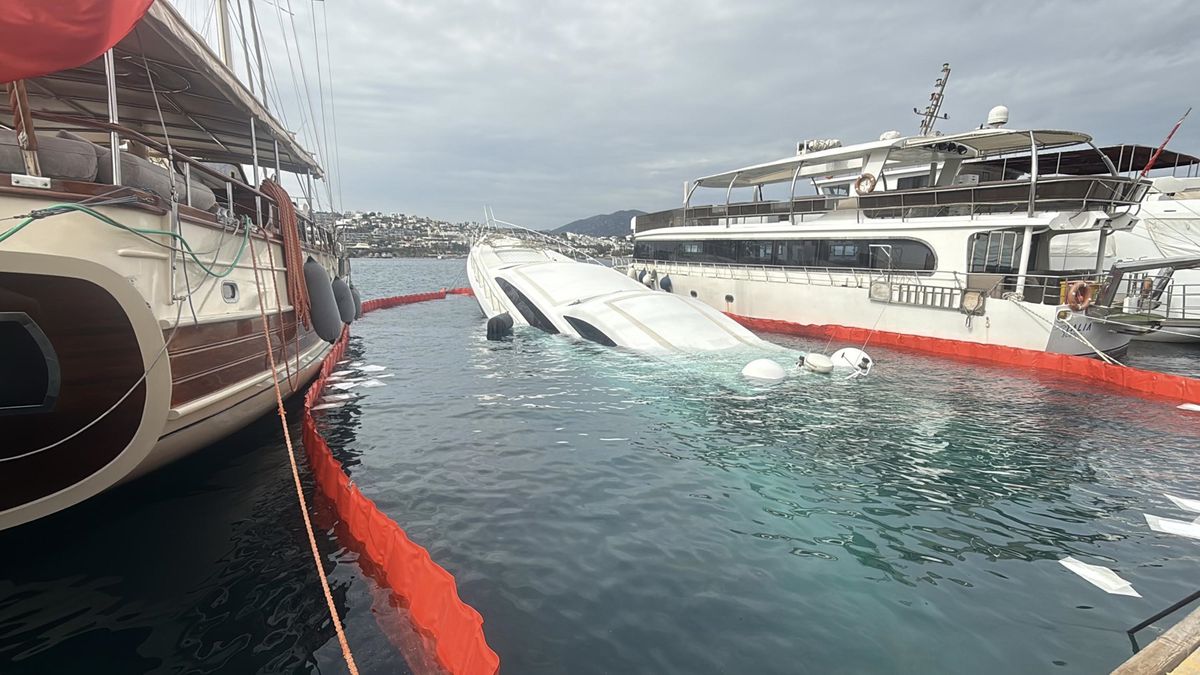 Bodrum\'da Lüks Yat Su Alarak Battı